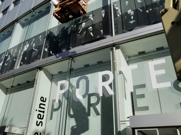 Les musiciens des formations musicales s'affichent sur la façade de la Maison de la radio