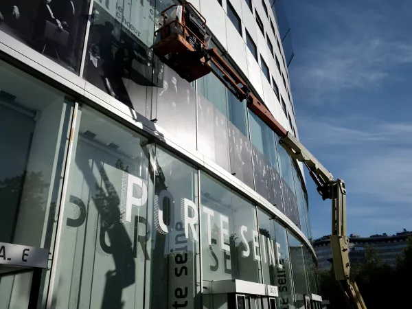 Les musiciens des formations musicales s'affichent sur la façade de la Maison de la radio 