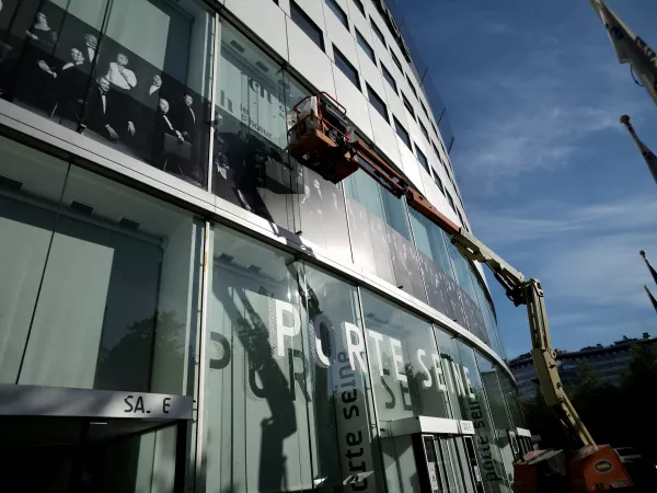 Les musiciens des formations musicales s'affichent sur la façade de la Maison de la radio