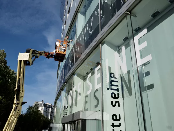 Les musiciens des formations musicales s'affichent sur la façade de la Maison de la radio