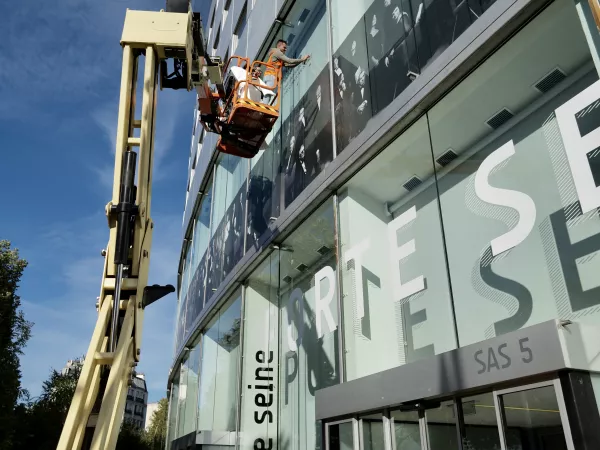 Les musiciens des formations musicales s'affichent sur la façade de la Maison de la radio