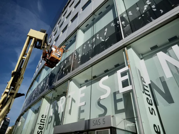 Les musiciens des formations musicales s'affichent sur la façade de la Maison de la radio © Christophe Abramowitz/Radio France