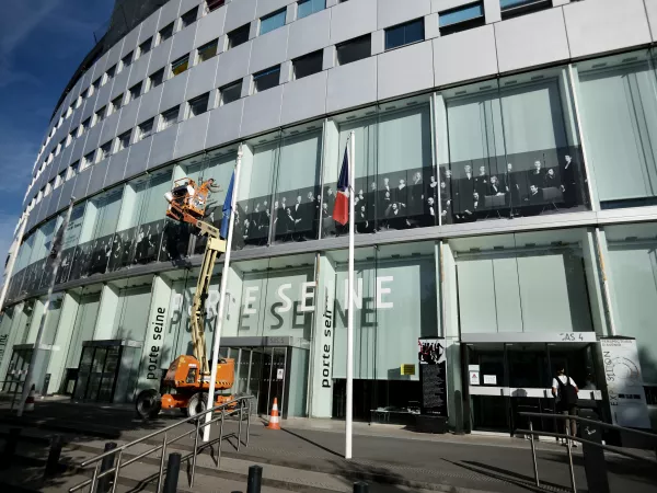 Les musiciens des formations musicales s'affichent sur la façade de la Maison de la radio