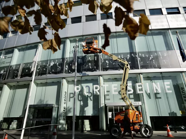 Les musiciens des formations musicales s'affichent sur la façade de la Maison de la radio