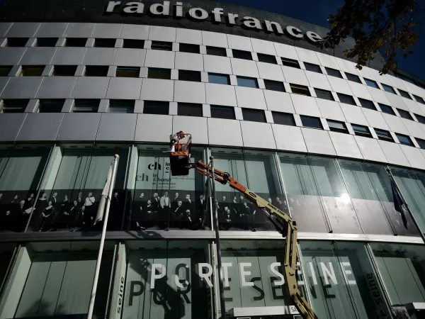 Les musiciens des formations musicales s'affichent sur la façade de la Maison de la radio