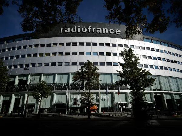 Les musiciens des formations musicales s'affichent sur la façade de la Maison de la radio