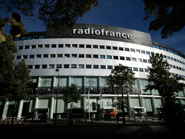 Les musiciens des formations musicales s'affichent sur la façade de la Maison de la radio