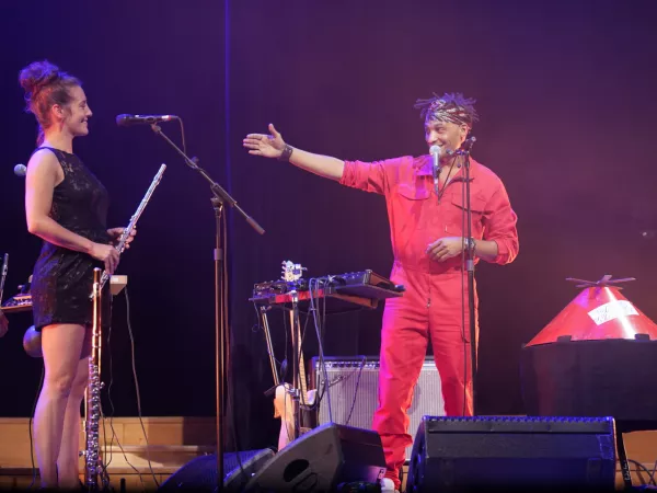 David Walters en duo avec Ludivine Issambourg, artistes sélectionnés par Fip lors du concert Nouvelle Scène de Radio France ​ © Christophe Abramowitz/Radio France