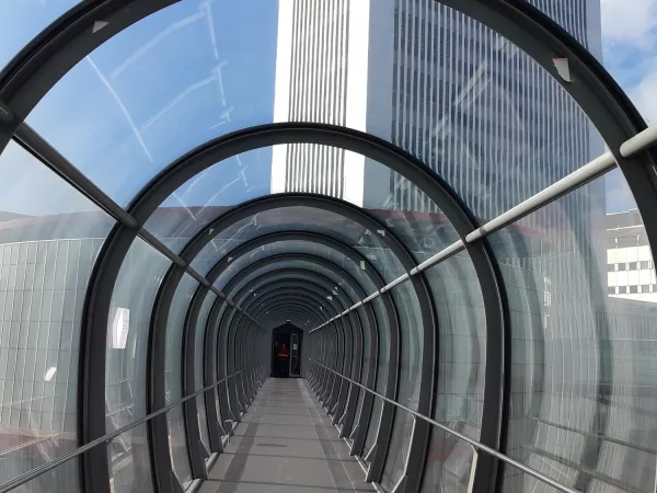 Vue d'une des passerelles reliant le bâtiment circulaire à la tour centrale de 22 étages