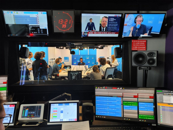 Les futurs stagiaires de l'Académie d'été des antennes de Radio France 2024 dans le studio de France Bleu avec Willy Rovelli 