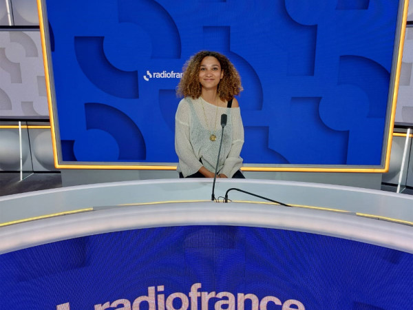 Une future stagiaire de l'Académie d'été des antennes de Radio France 2024 au micro