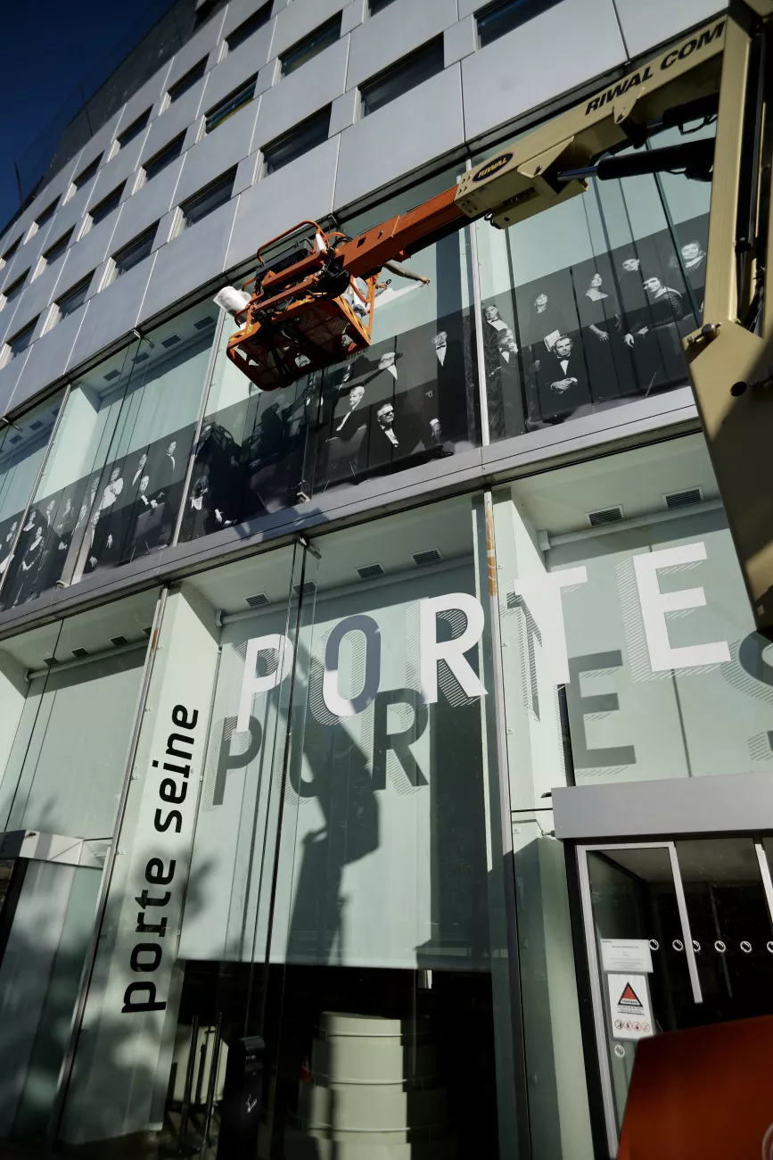 Les musiciens des formations musicales s'affichent sur la façade de la Maison de la radio