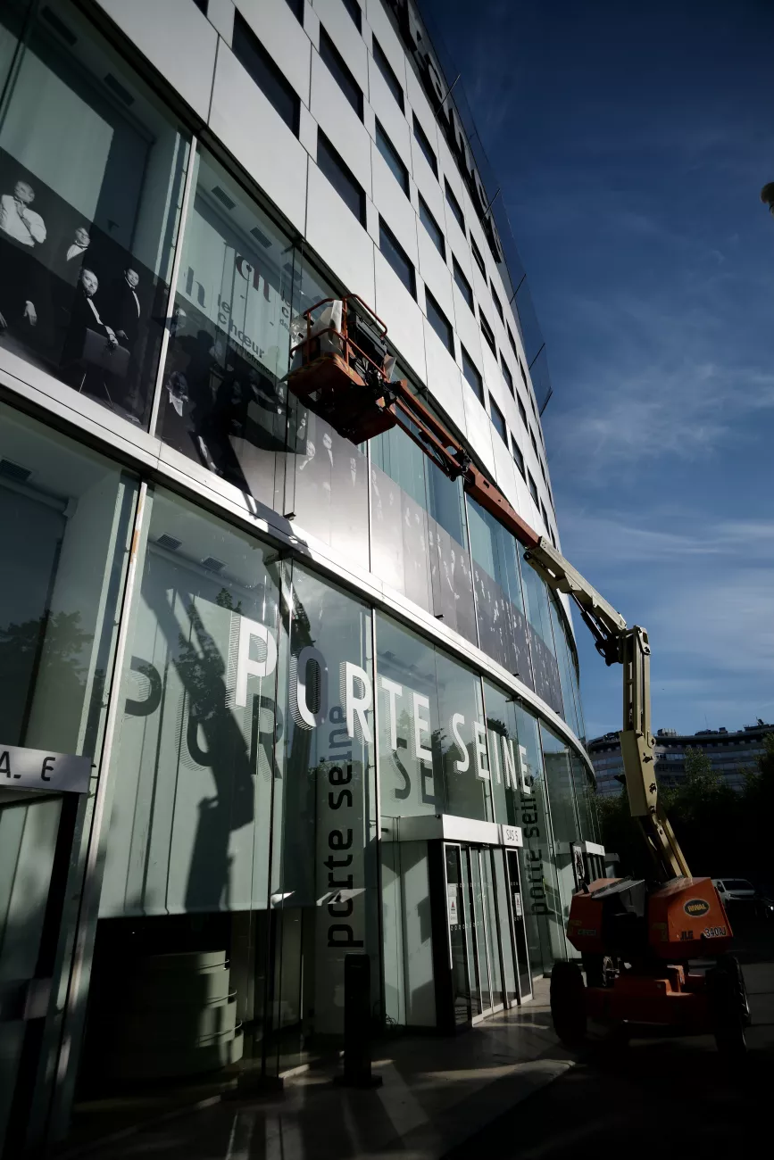 Les musiciens des formations musicales s'affichent sur la façade de la Maison de la radio 