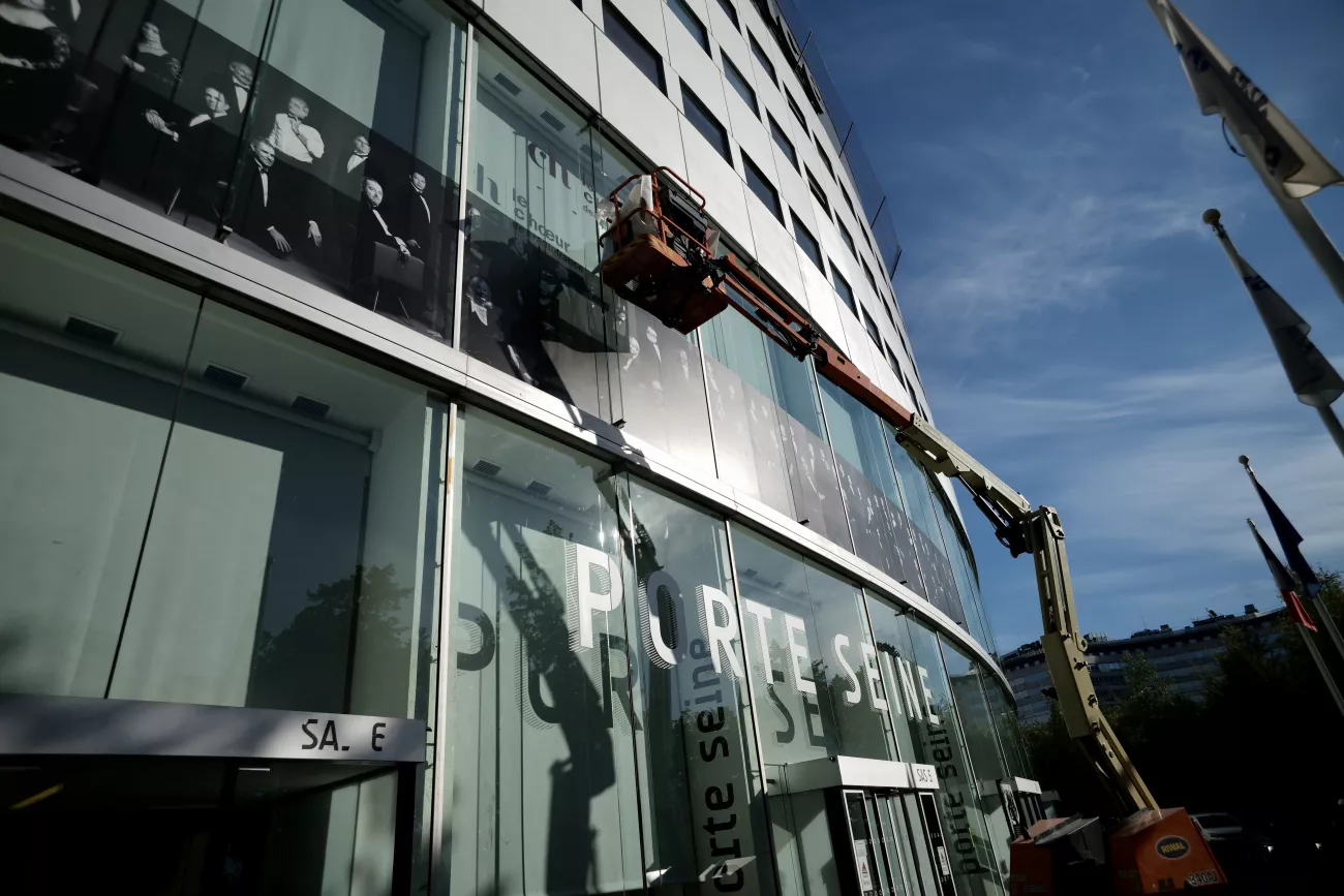 Les musiciens des formations musicales s'affichent sur la façade de la Maison de la radio