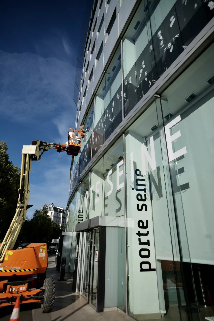 Les musiciens des formations musicales s'affichent sur la façade de la Maison de la radio