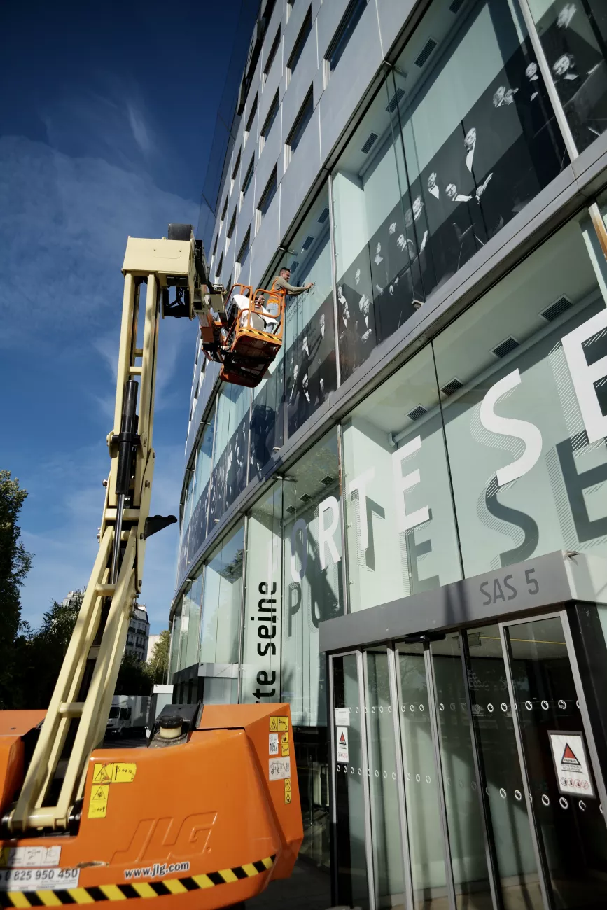 Les musiciens des formations musicales s'affichent sur la façade de la Maison de la radio