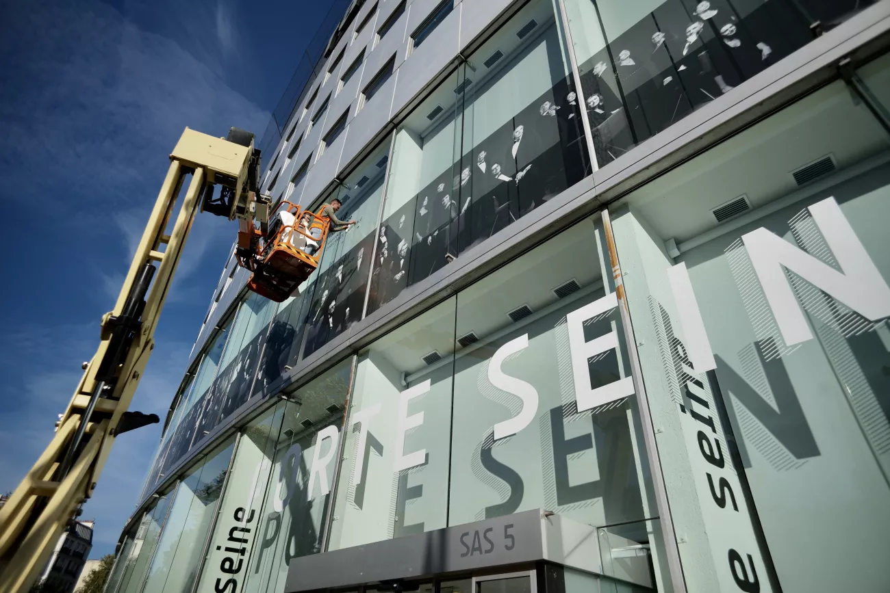 Les musiciens des formations musicales s'affichent sur la façade de la Maison de la radio © Christophe Abramowitz/Radio France