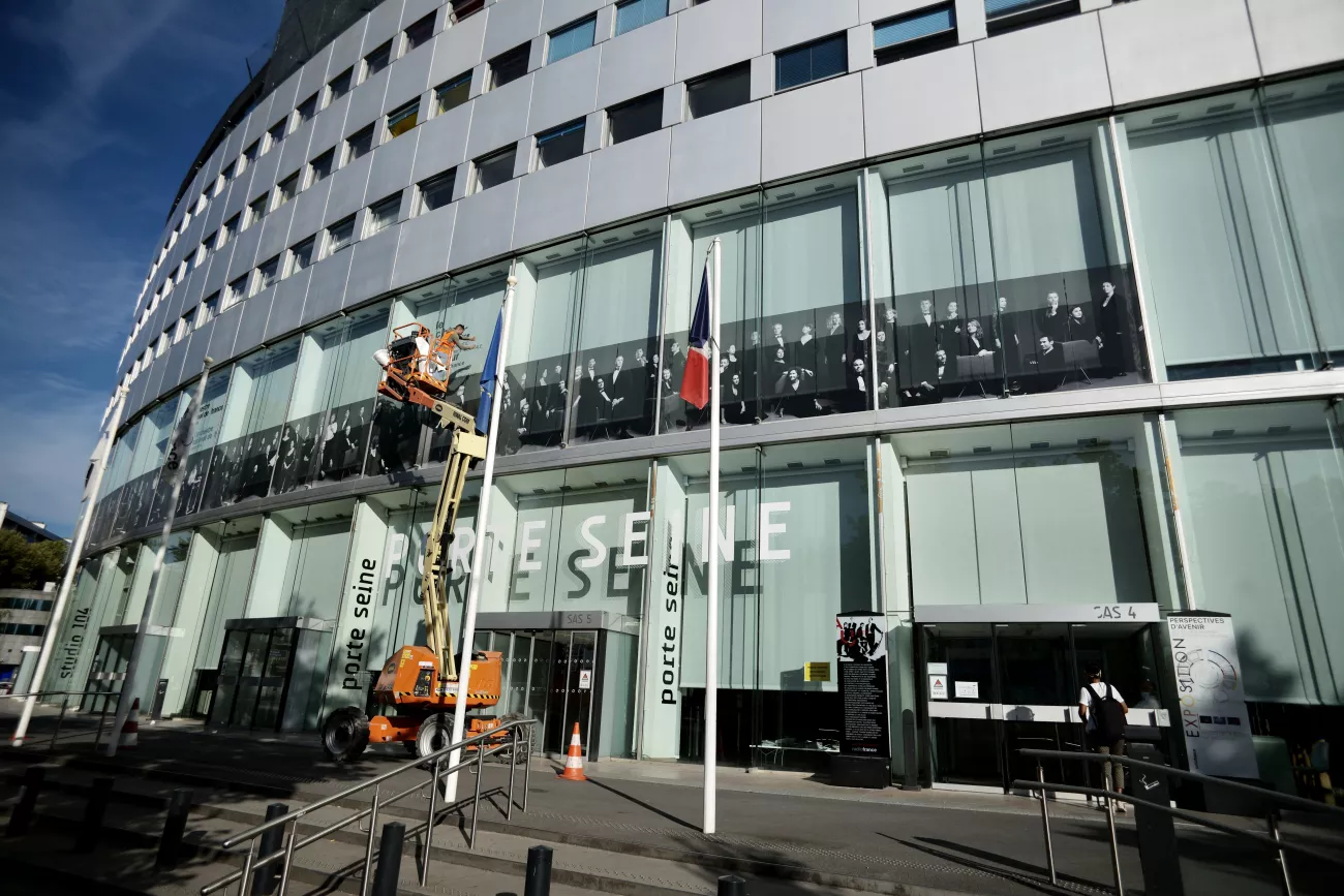 Les musiciens des formations musicales s'affichent sur la façade de la Maison de la radio