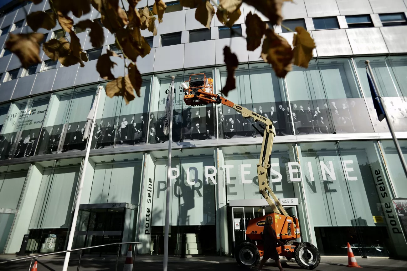 Les musiciens des formations musicales s'affichent sur la façade de la Maison de la radio