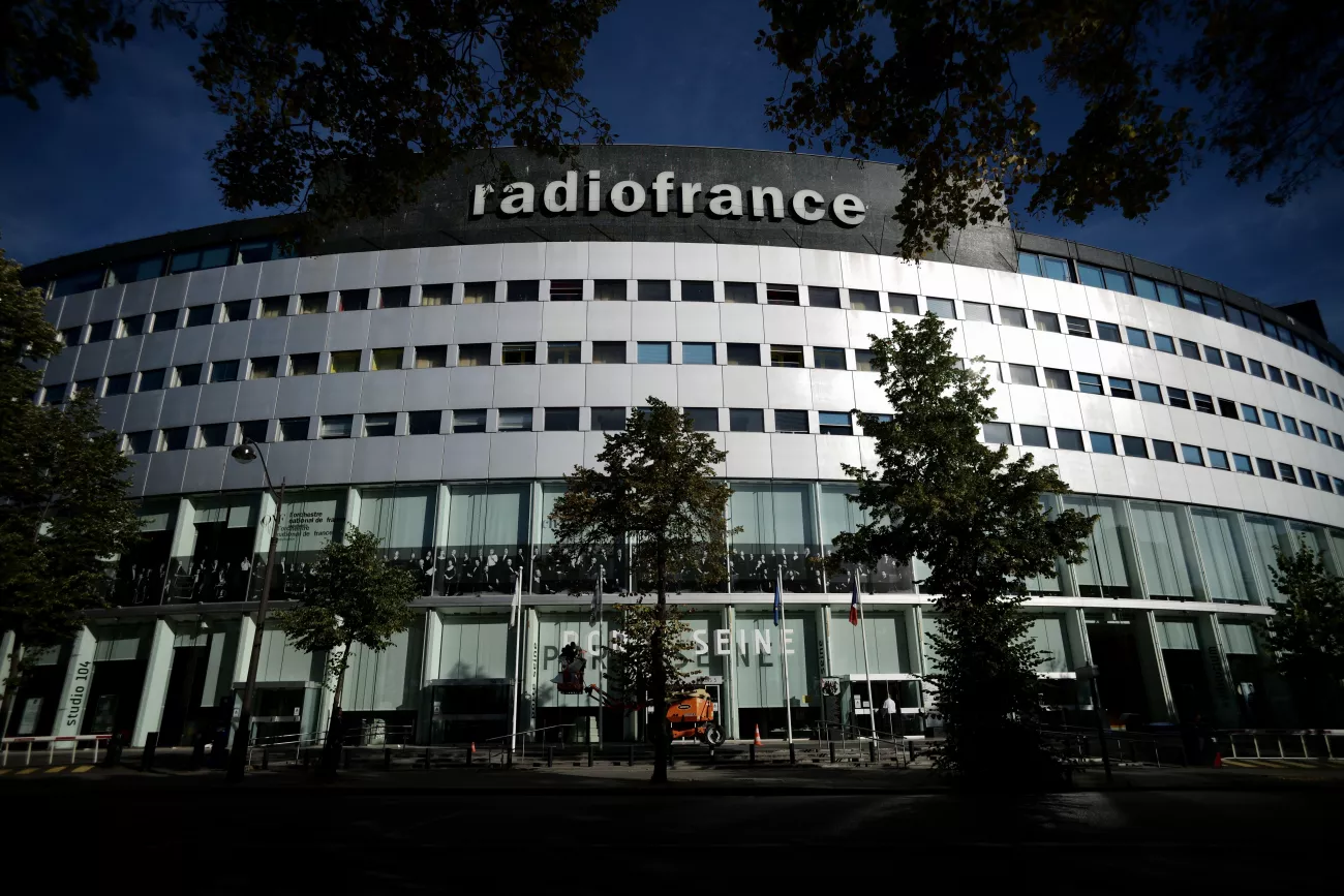 Les musiciens des formations musicales s'affichent sur la façade de la Maison de la radio