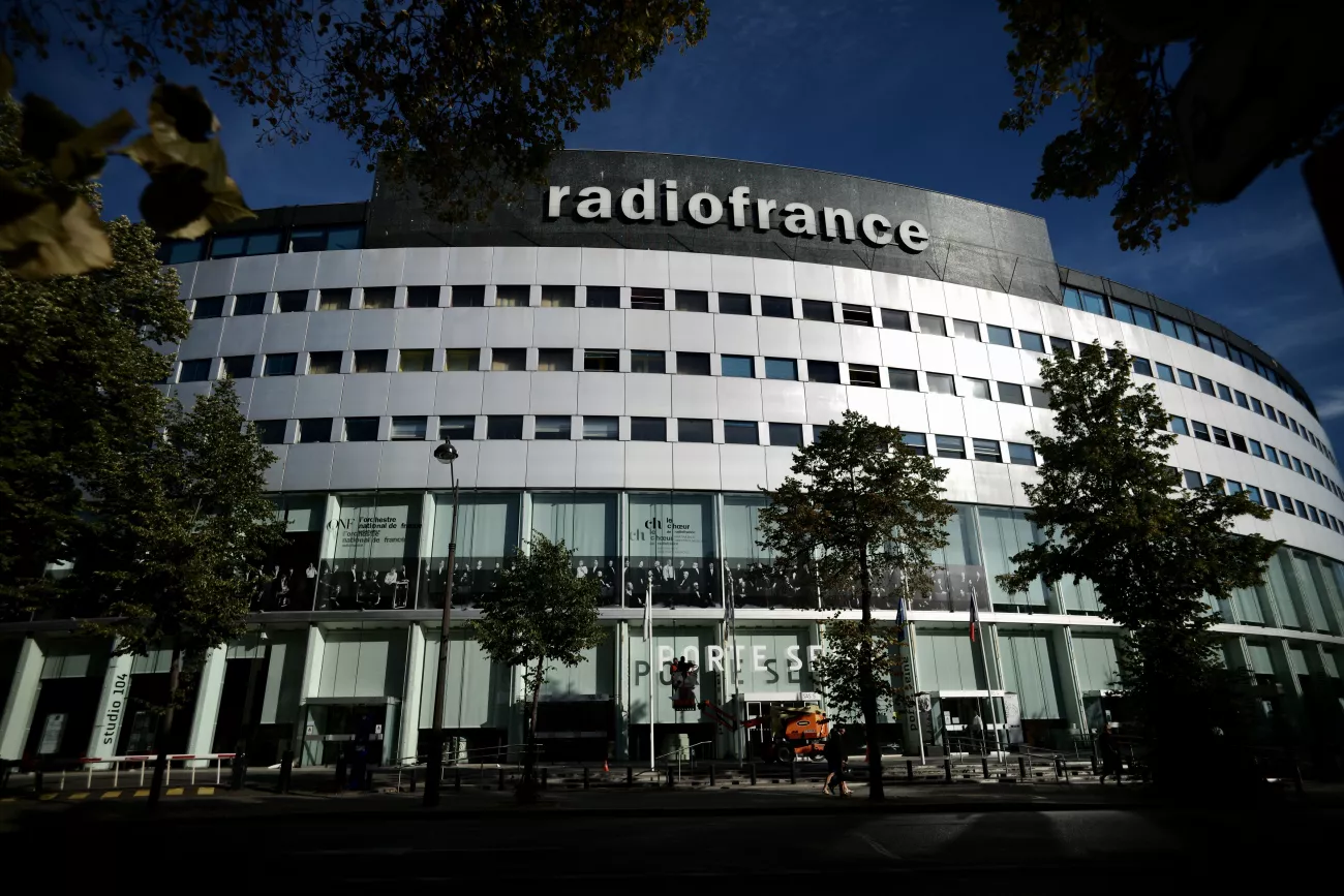 Les musiciens des formations musicales s'affichent sur la façade de la Maison de la radio