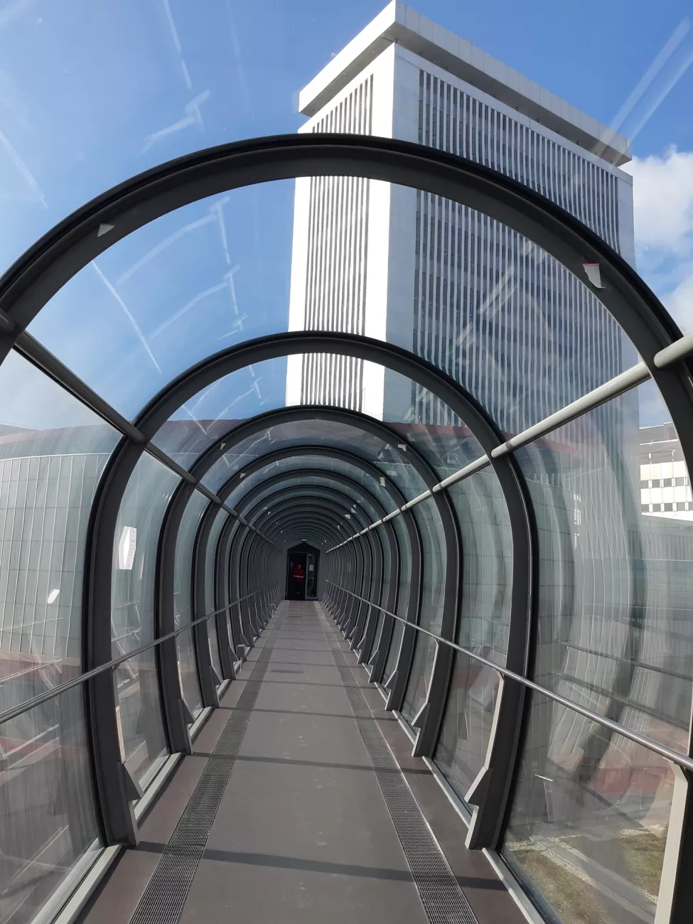 Vue d'une des passerelles reliant le bâtiment circulaire à la tour centrale de 22 étages