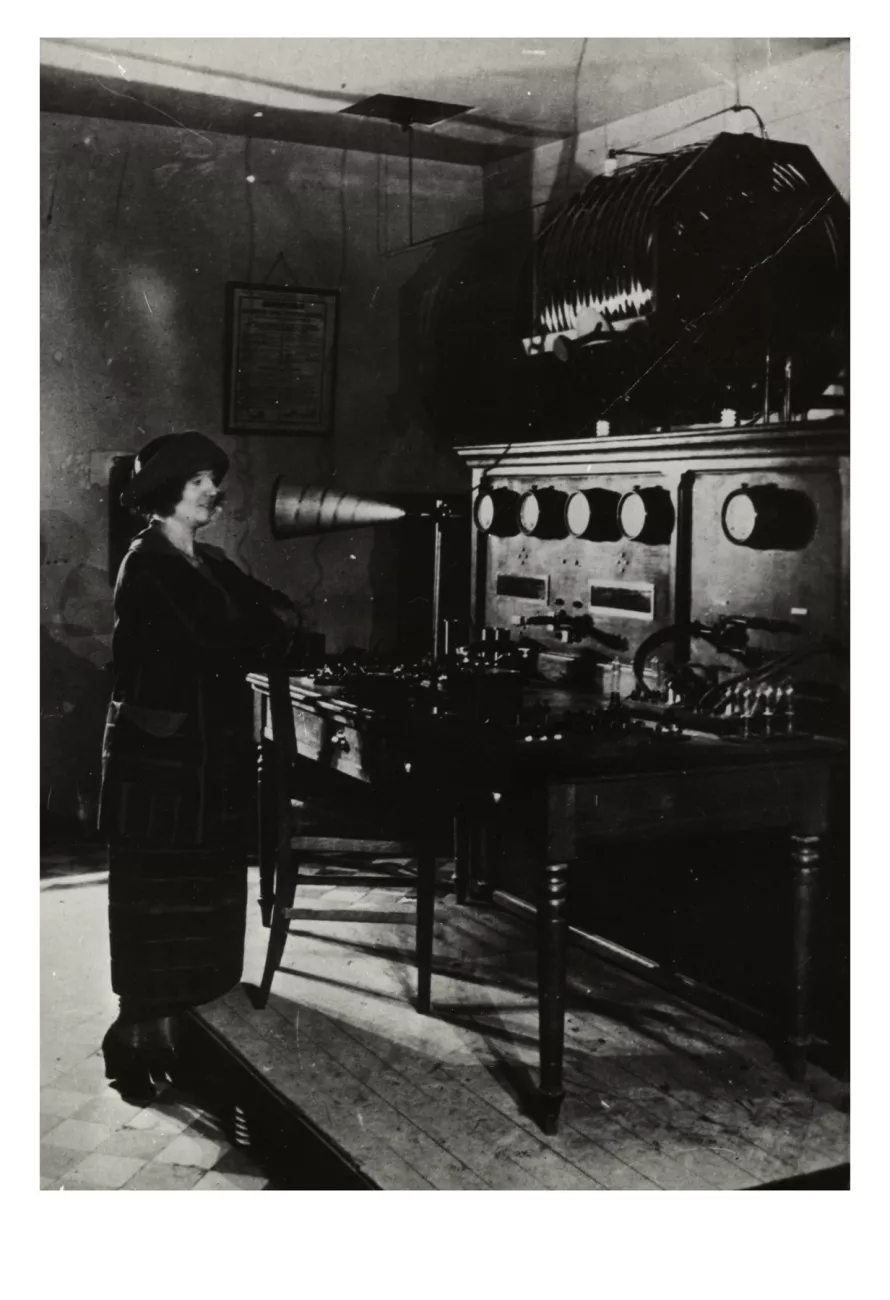 Yvonne Brothier chantant la Marseillaise devant le micro de l'émetteur de Sainte-Assise, 26 novembre 1921