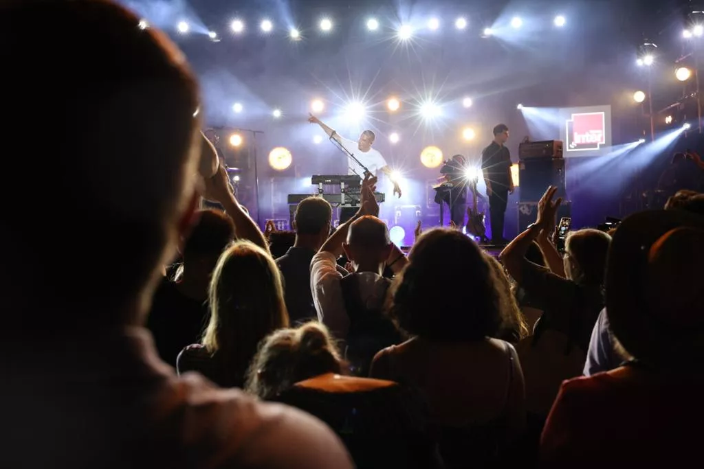 Hervé en concert lors du baptême de la Maison de la radio ET de la musique