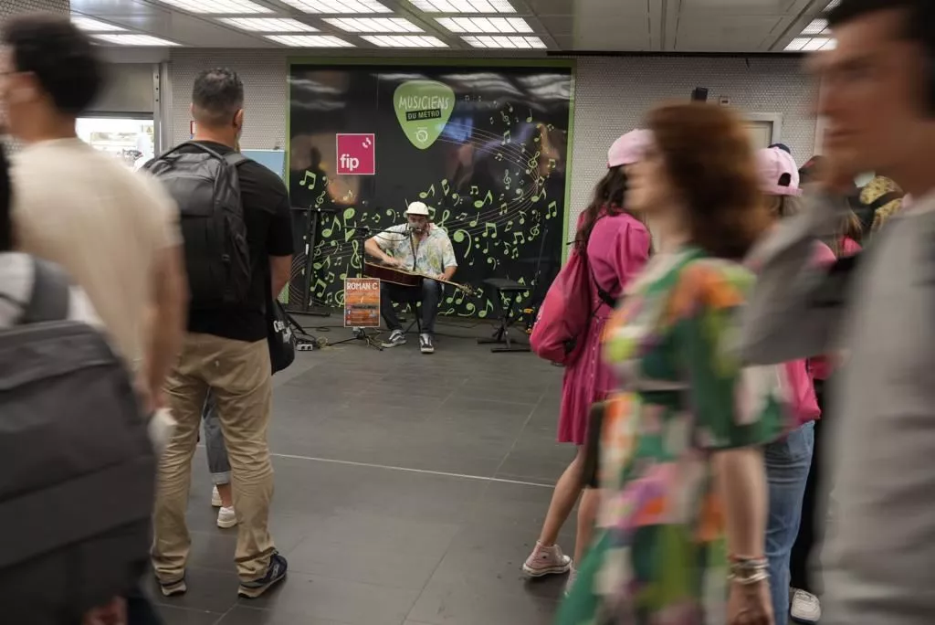 Fip fête la musique dans le métro, ce 21 juin à la Gare de Lyon avec Roman, musicien du métro