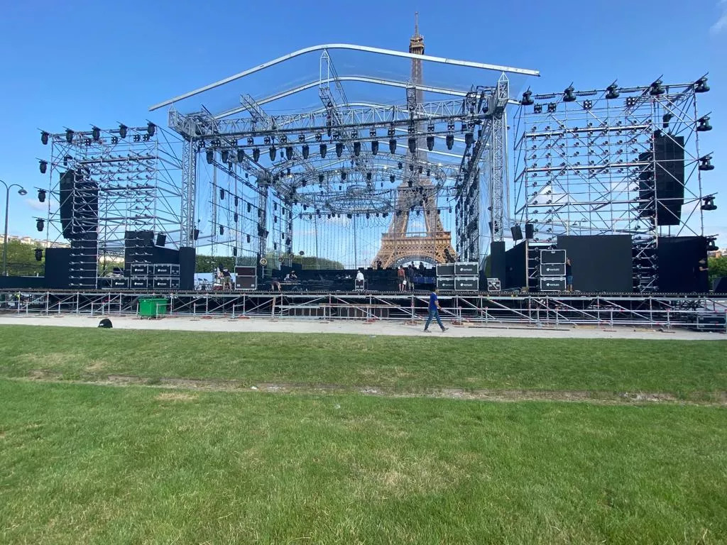 Installation de la scène pour le concert de Paris 2023