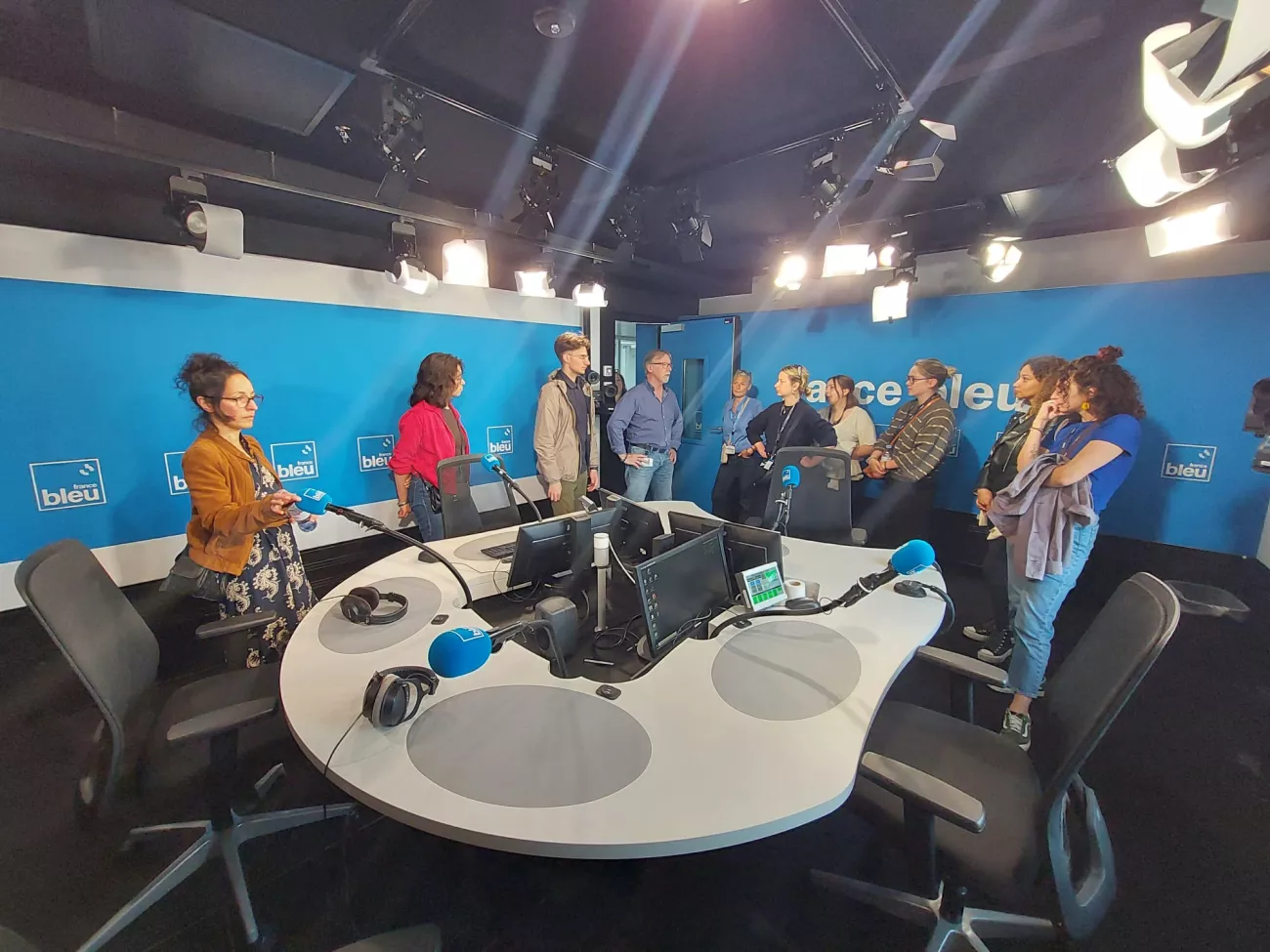 Découverte du studio France Bleu pour la promotion été 2024 de l'Académie des antennes