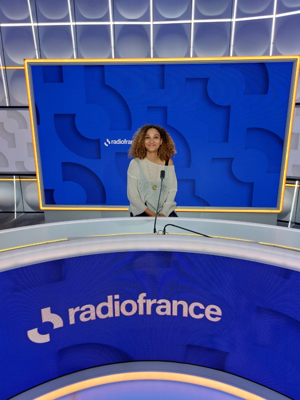 Une future stagiaire de l'Académie d'été des antennes de Radio France 2024 au micro