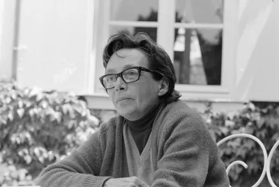 Marguerite Duras dans son jardin