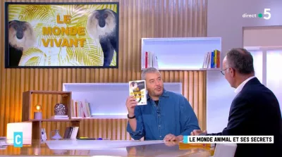 Livre Le monde vivant de Bruno David et Guillaume Lecointre. Bruno David invité d'Ali Baddou dans C à Vous la suite sur France 5 le 4 juin 2022